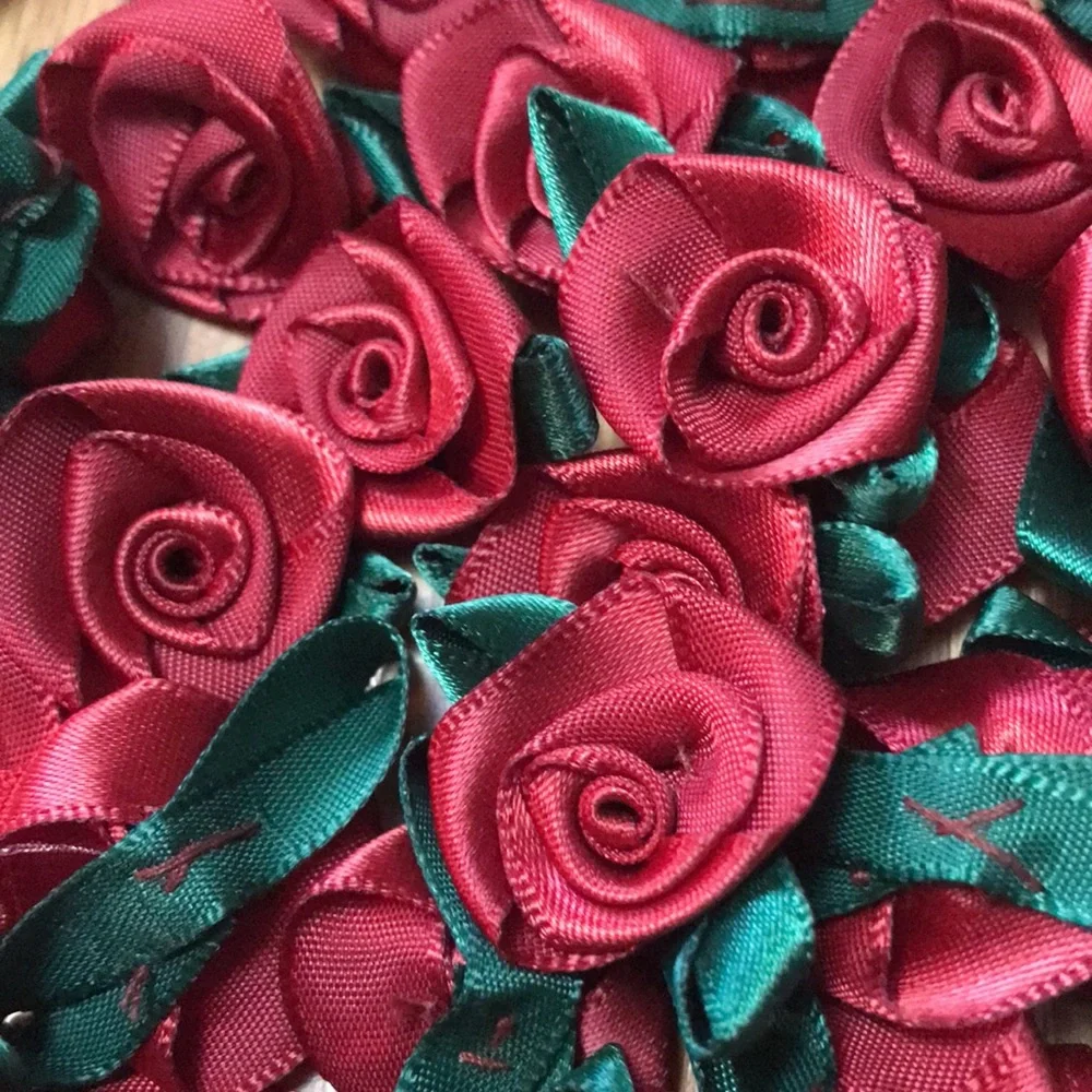 100 deep red ribbon roses New and unused - Picture 5 of 5